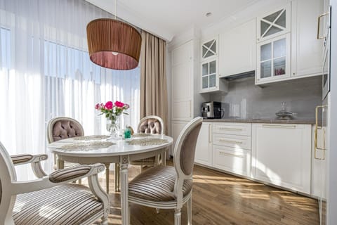 Kitchen or kitchenette, Dining area