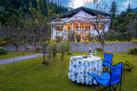 StayVista at The Lama House with huge lawn and valley view Chalet in Manali