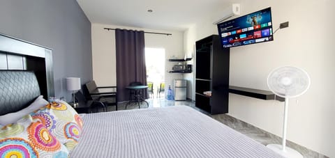 Communal lounge/ TV room, Bed, TV and multimedia, Living room, Photo of the whole room, Seating area, Evening entertainment, Bedroom, hair dresser, minibar, oven, wardrobe