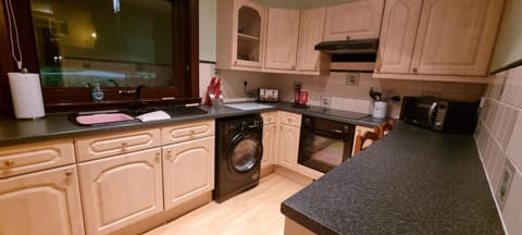 2 Bed Apt, Westend, recently redecorated, 2 king beds, Close to Ninewells, Fully Equipped, Families, Contractors and Trades, Mid Stays Welcome Condo in Dundee