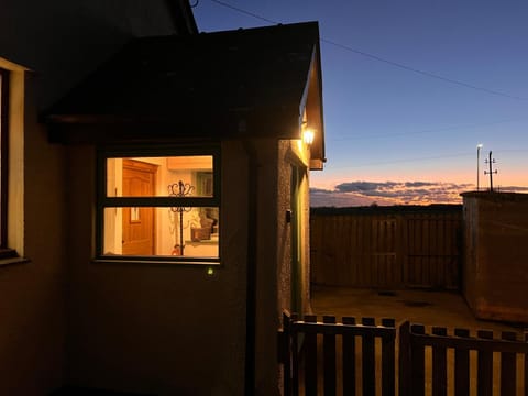Detached 3 Bed Cottage Mountain Views- Pets Wifi House in Wales