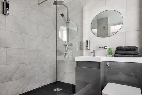 Emerald En-suite in Derby Vacation rental in Derby