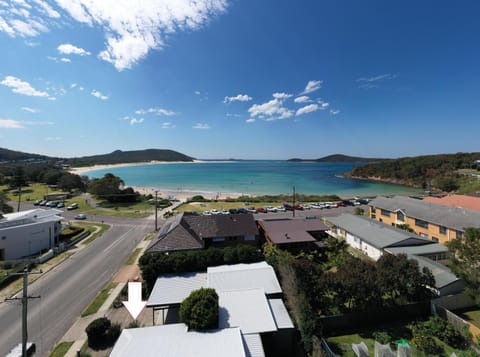 Fingal Bay Beach House - water views and seconds from the beach Casa in Fingal Bay