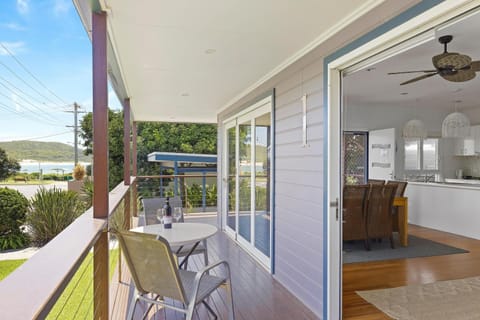 Fingal Bay Beach House - water views and seconds from the beach Casa in Fingal Bay