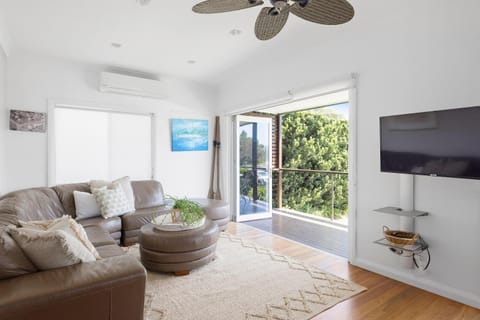 Fingal Bay Beach House - water views and seconds from the beach Casa in Fingal Bay