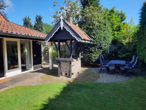 Property building, Facade/entrance, Garden, Balcony/Terrace