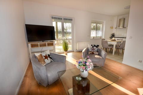 TV and multimedia, Balcony/Terrace, Kitchen or kitchenette, Living room, Seating area, Dining area