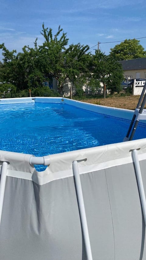 Gîte zooval 9 personnes, piscine, à 5 min du zoo de Beauval House in Centre-Val de Loire