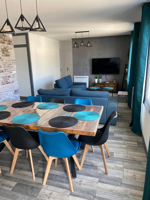 Gîte zooval 9 personnes, piscine, à 5 min du zoo de Beauval House in Centre-Val de Loire