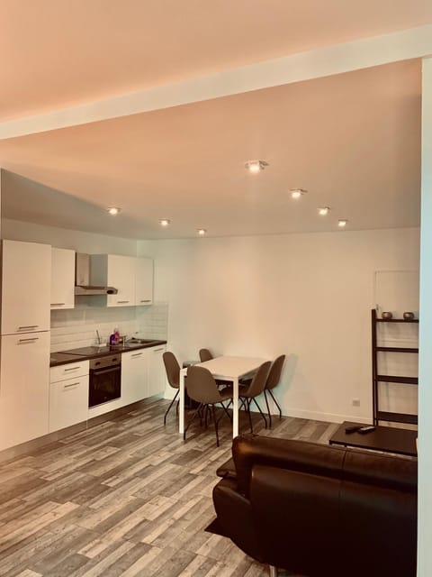 Kitchen or kitchenette, Dining area, dishwasher, minibar, pet friendly