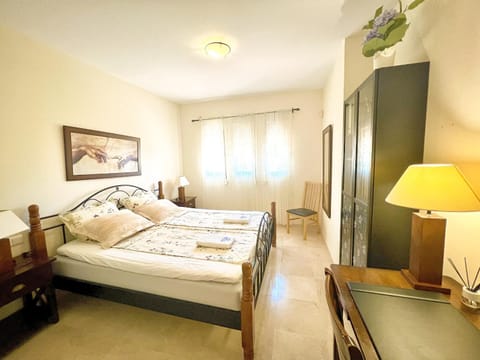 Beautiful apartment with pools, playground and paddle tennis - Family friendly and near Vithas Hospital - Free parking in garage Apartment in Benalmadena