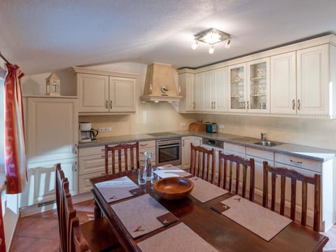 Coffee/tea facilities, Kitchen or kitchenette, Dining area, dishwasher