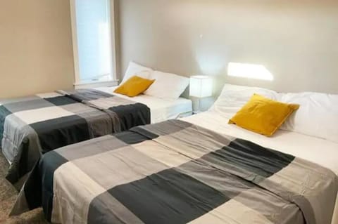 NairaVilla: upscale accommodation for groups Condo in Regina