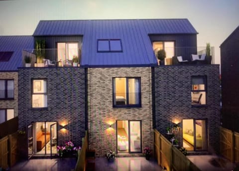 SEC HYDRO Executive Triplex Townhouse, Glasgow City Central, 3 Bedrooms/3 Bathrooms, 1 Living room/kitchen, 3 Floors, Master Bed's TERRACE, Main door, Garden, (Gym/Sauna/Steam/Indoor Swimming Pool Access), Parking - By CALA Homes House in Glasgow