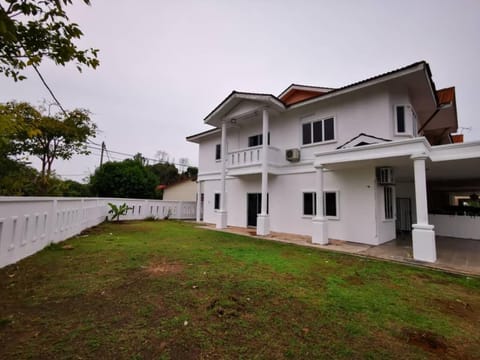 Lagoon Ibai 4BR Corner Lot 14Pax HOME with Netflix, Free WIFI by Suite18 Vacation rental in Terengganu, Malaysia