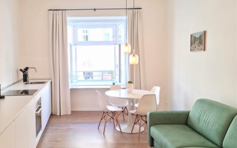 Kitchen or kitchenette, Living room, Seating area, Dining area