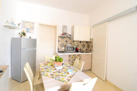 Kitchen or kitchenette, Dining area, pet friendly, stove