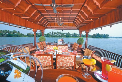 Sterling Houseboats Lake Palace, Alleppey Barco atracado in Alappuzha