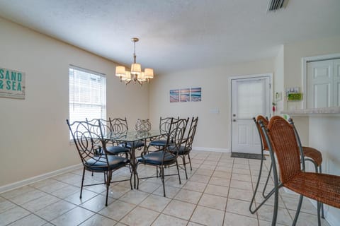 Decorative detail, Seating area, Dining area