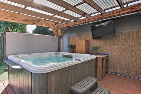 Springfield Tiki Home Hot Tub and Theater Room Haus in Springfield