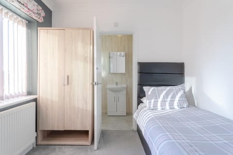 Room in Guest room - Family room with private bathroom Chambre d’hôte in Edgware