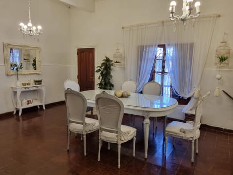 White House - Hospedaje con Desayuno Chambre d’hôte in La Rioja