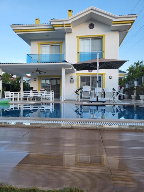 Property building, Day, Pool view, Swimming pool