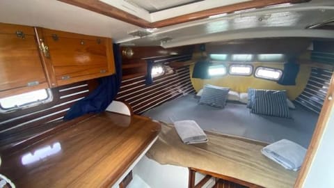 Spacious and cozy caribbean boat in Barcelona with tour option Docked boat in Barcelonès