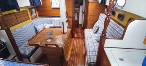 Spacious and cozy caribbean boat in Barcelona with tour option Docked boat in Barcelonès