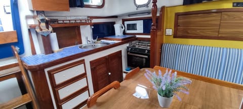 Spacious and cozy caribbean boat in Barcelona with tour option Docked boat in Barcelonès