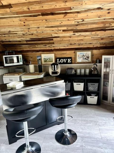 The Shed . A cosy, peaceful, 96% recycled, chalet. Apartment in Wales