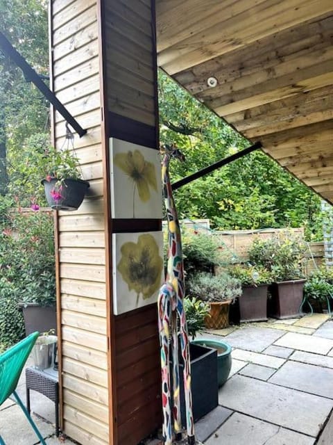 The Shed . A cosy, peaceful, 96% recycled, chalet. Apartment in Wales