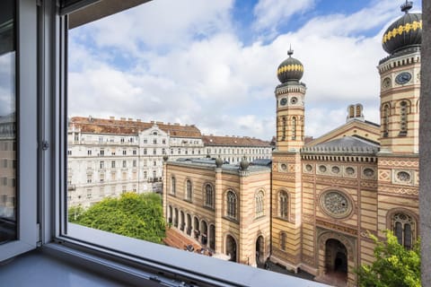 Breathless view Synagogue elegant apartment FREE PARKING RESERVATION NEEDED Condo in Budapest