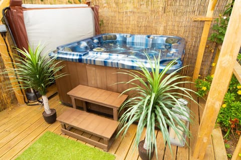 2 bedroom house with hot tub, near beaches etc House in Christchurch