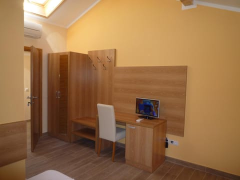 TV and multimedia, Seating area, wardrobe