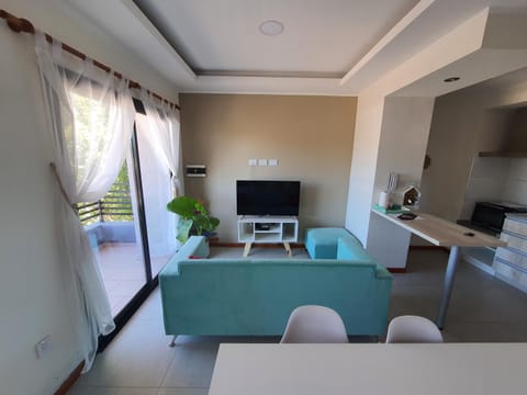 Communal lounge/ TV room, TV and multimedia, Living room, Seating area, Dining area