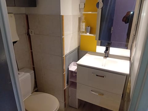 studio meublé ensoleillé fibre Bouygues Apartment in Nimes