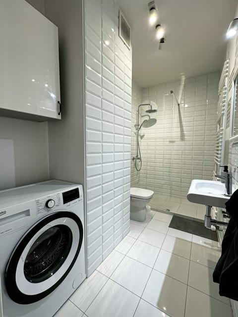 Shower, Bathroom, towels, washing machine