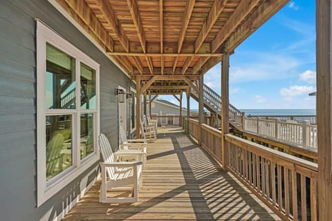 Serenity Sands Beach Retreat House in Oak Island