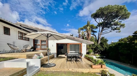 Property building, Garden, Seating area, Swimming pool, sunbed