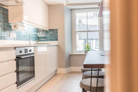 The Old Stamp House Retreat- Three En-suite Bedrooms Central Village Location Apartment in Ambleside