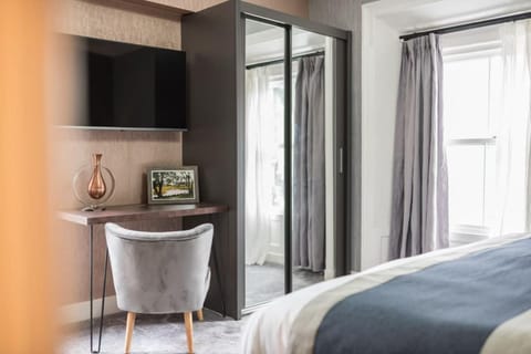 The Old Stamp House Retreat- Three En-suite Bedrooms Central Village Location Apartment in Ambleside