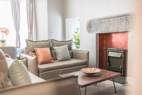 The Old Stamp House Retreat- Three En-suite Bedrooms Central Village Location Apartment in Ambleside