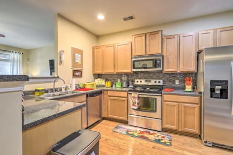Macon Townhome with Patio, 5 Miles to Downtown! Maison in Macon