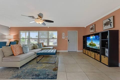 Home Wpool By Pmi Op Canal Casa in Oakland Park