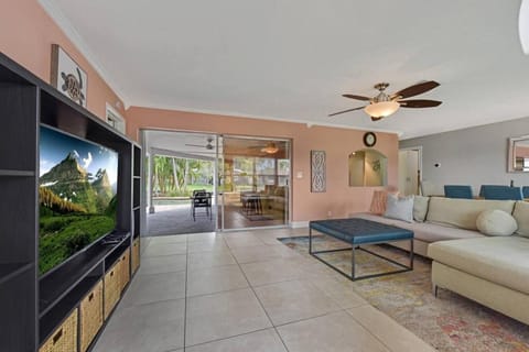 Home Wpool By Pmi Op Canal Casa in Oakland Park