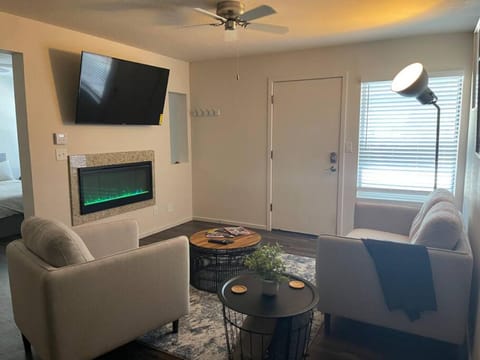 Roe 107 Unit 1 Comfy and Cozy Studio Minutes From Top Golf Appartamento in Overland Park