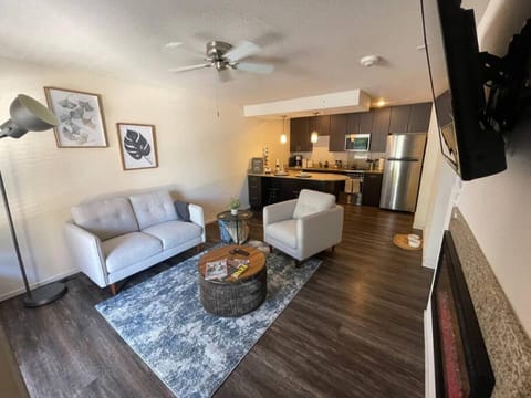 Roe 107 Unit 1 Comfy and Cozy Studio Minutes From Top Golf Appartamento in Overland Park