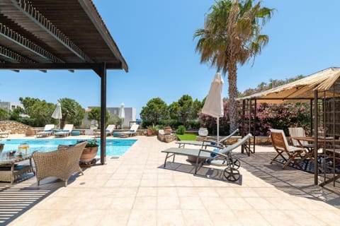 Dining area, Swimming pool, sunbed