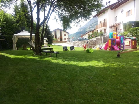 Patio, Facade/entrance, Day, Natural landscape, Summer, BBQ facilities, Children play ground, Garden, Garden, On site, Garden view, Garden view